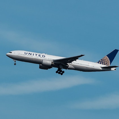 Ein Flugzeug der US-amerikanischen Linienfluggesellschaft United Airlines im Landeanflug auf den Flughafen Frankfurt.