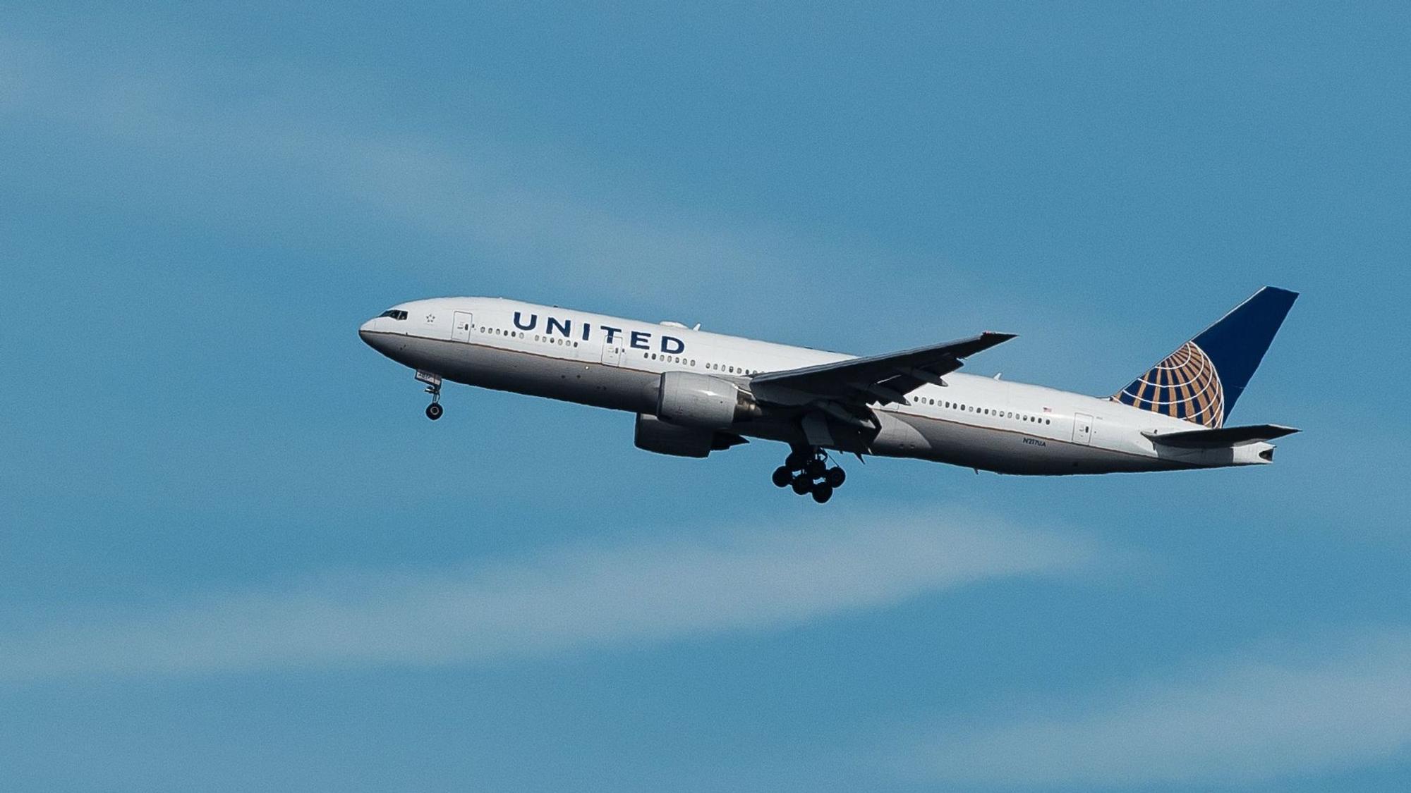 Ein Flugzeug der US-amerikanischen Linienfluggesellschaft United Airlines im Landeanflug auf den Flughafen Frankfurt.