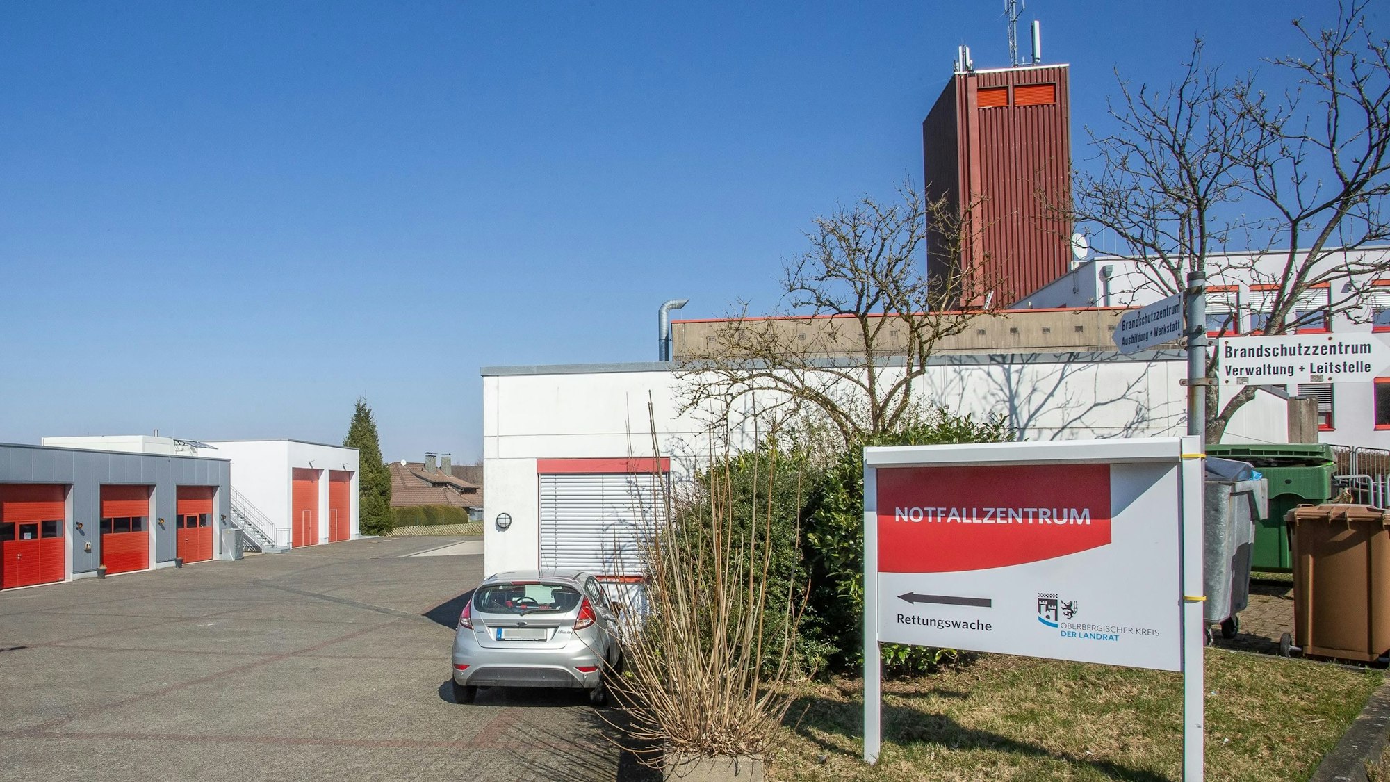 Eine Außenansicht des Notfallzentrums mit dem Schlauchturm im Hintergrund.