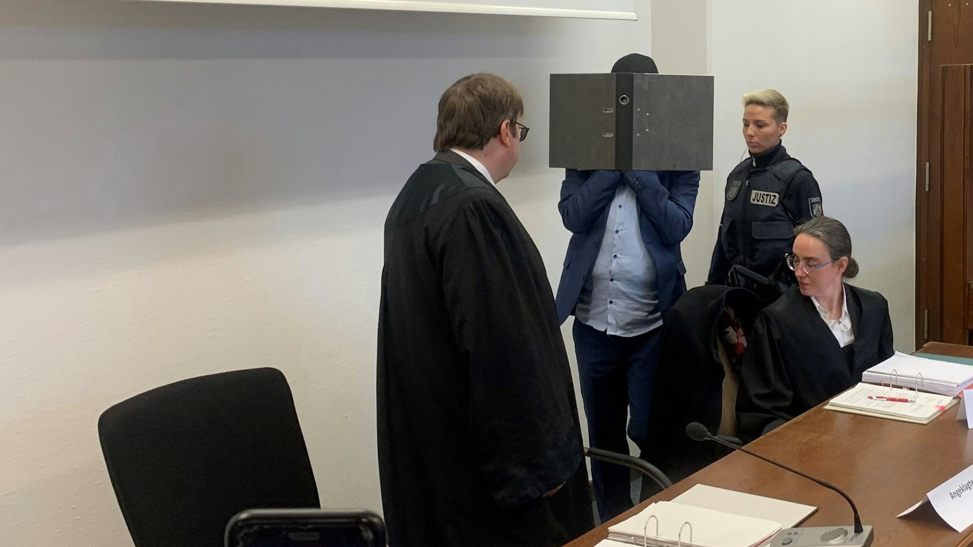 Der Angeklagte beim Prozess-Auftakt im April.