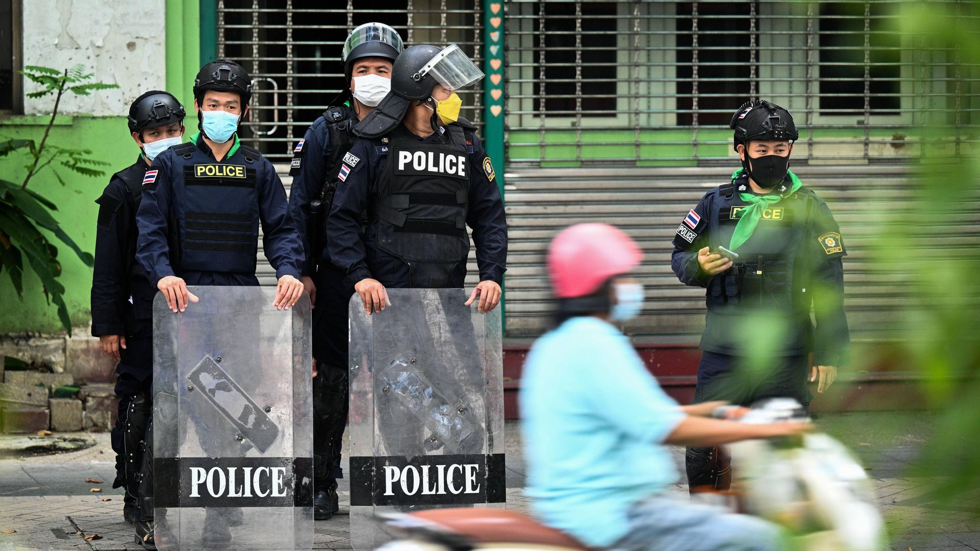 Thailändische Polizisten stehen vor einem Gebäude. In einer Tiefkühltruhe in einem Anwesen wurde laut thailändischen Medien offenbar die Leiche eines vermissten Deutschen gefunden worden. (Symbolbild)