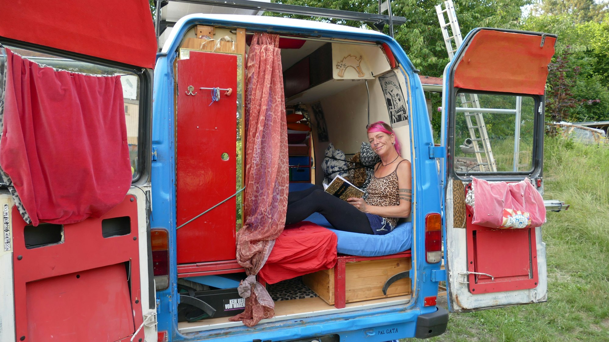 Ninne Weißmüller lebt in diesem Transporter, Baujahr 1988. Er hat 400.000 Kilometer runter - und fährt noch.