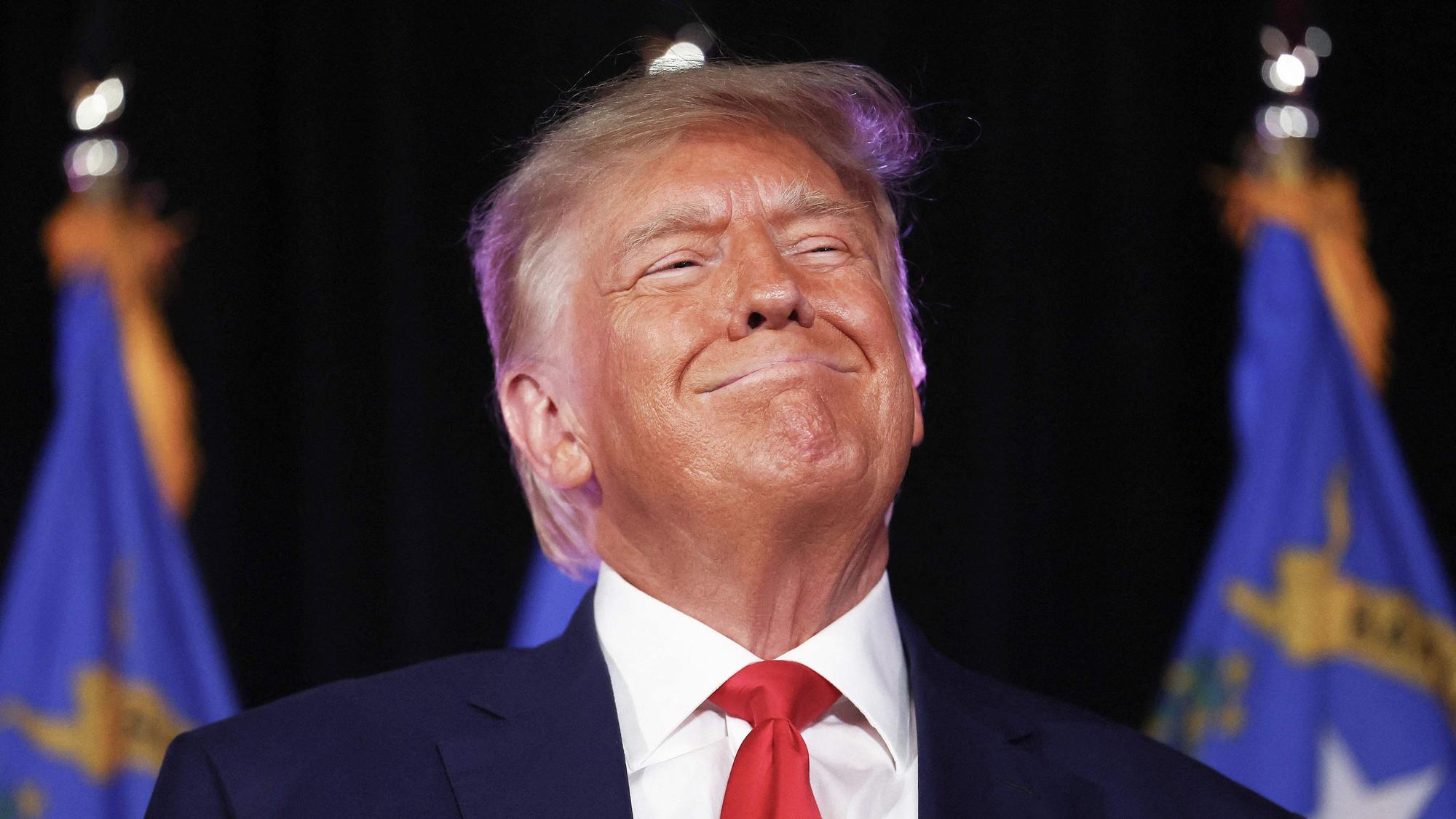 Der ehemalige US-Präsident und republikanische Präsidentschaftskandidat Donald Trump lächelt, bevor er auf einer Veranstaltung der Republikaner in Nevada zur Rekrutierung von Freiwilligen bei Fervent eine Rede hält.