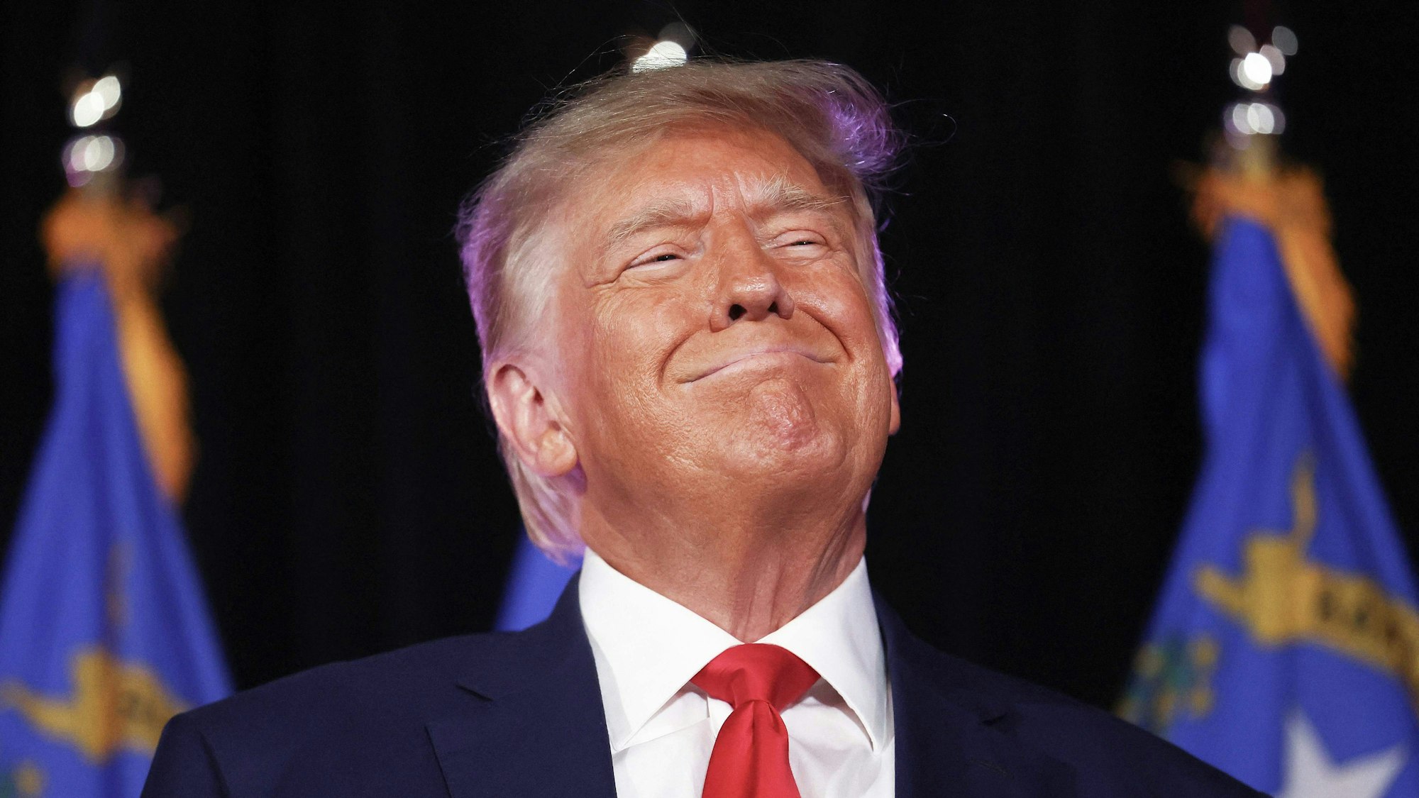 Der ehemalige US-Präsident und republikanische Präsidentschaftskandidat Donald Trump lächelt, bevor er auf einer Veranstaltung der Republikaner in Nevada zur Rekrutierung von Freiwilligen bei Fervent eine Rede hält.