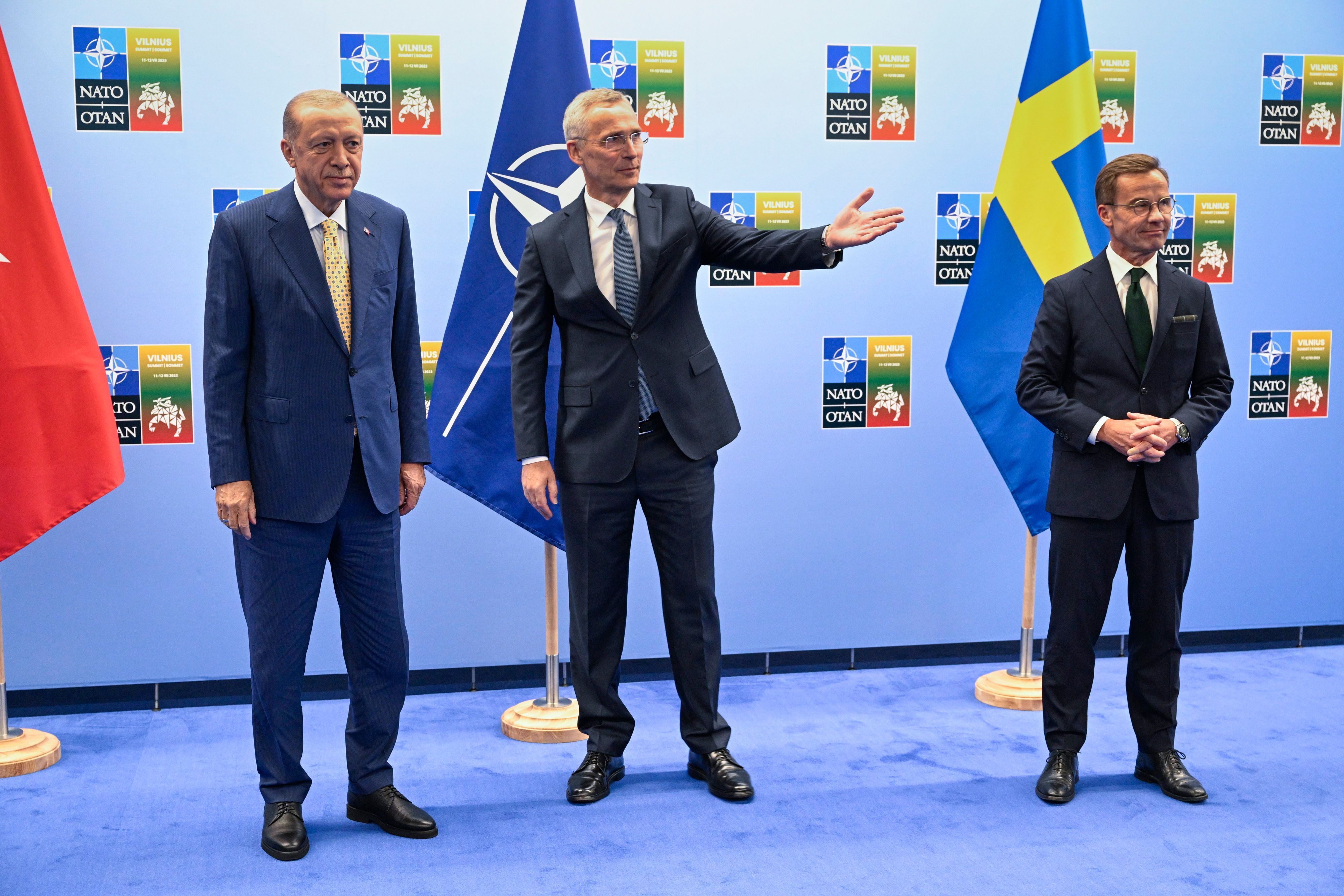 Recep Tayyip Erdogan, Ulf Kristersson und Jens Stoltenberg stehen nebeneinander.