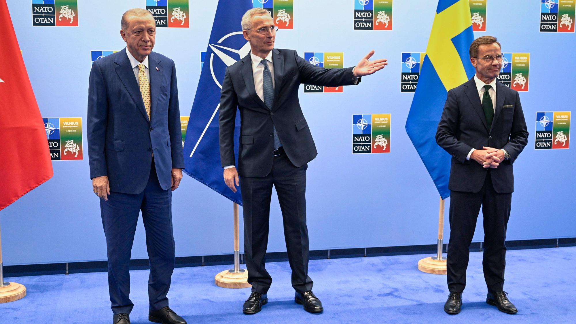 Recep Tayyip Erdogan, Ulf Kristersson und Jens Stoltenberg stehen nebeneinander.