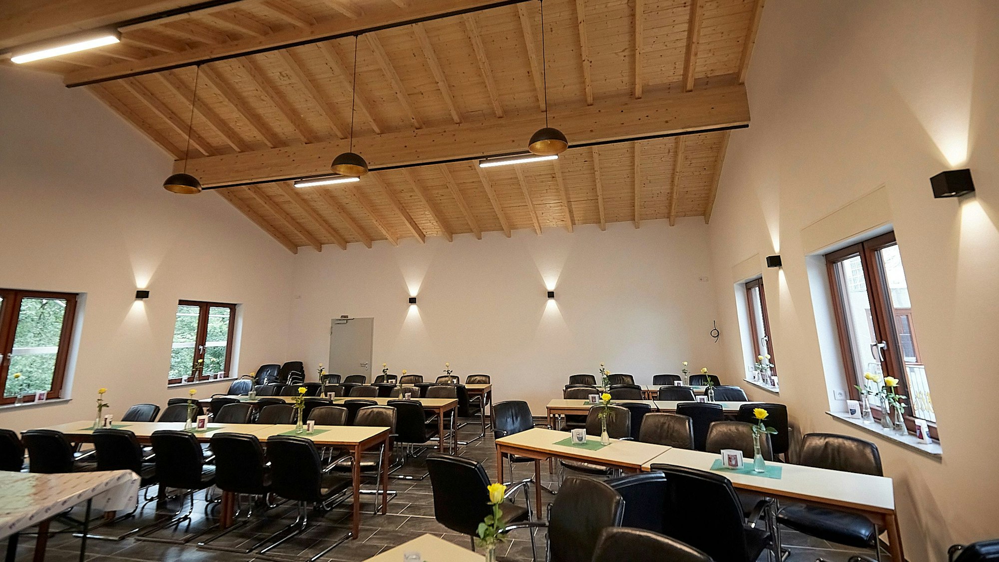 Das Bild zeigt einen Blick das neue Marmagener Schützenhaus. Es verfügt über hohe Decken und einen Raum zum Feiern.