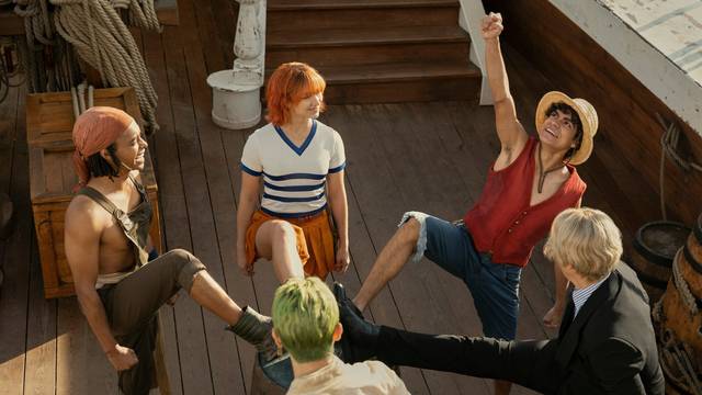 Jacob Romero Gibson (l-r) als Usopp, Mackenyu Arata als Roronoa Zoro, Emily Rudd als Nami, Inaki Godoy als Monkey D. Luffy und Taz Skylar als Sanji in einer Folge der Realfilm-Serie „One Piece“.