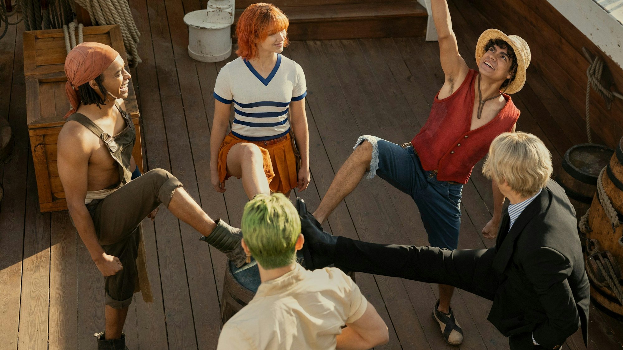 Jacob Romero Gibson (l-r) als Usopp, Mackenyu Arata als Roronoa Zoro, Emily Rudd als Nami, Inaki Godoy als Monkey D. Luffy und Taz Skylar als Sanji in einer Folge der Realfilm-Serie „One Piece“.