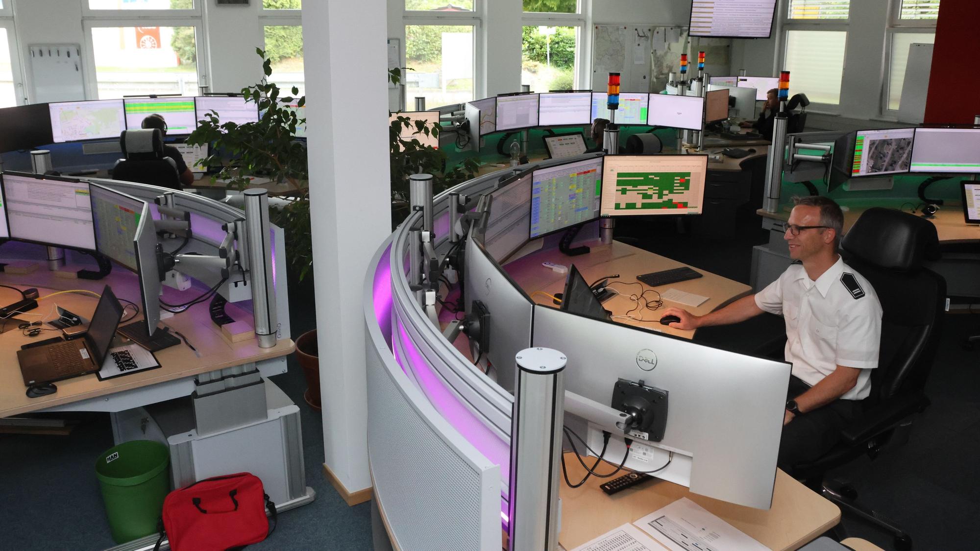 In einem Raum sind Arbeitsplätze mit jeweils sechs Monitoren aufgebaut.