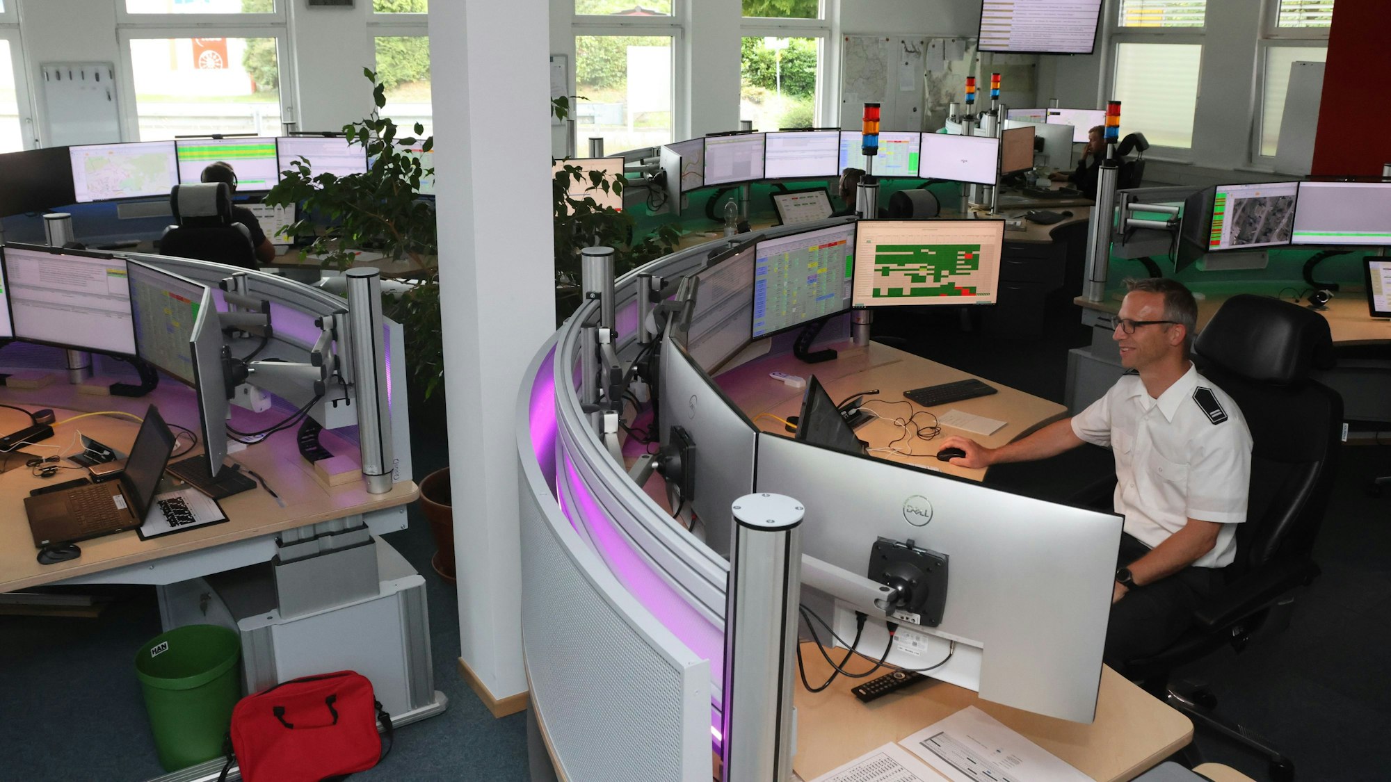 In einem Raum sind Arbeitsplätze mit jeweils sechs Monitoren aufgebaut.