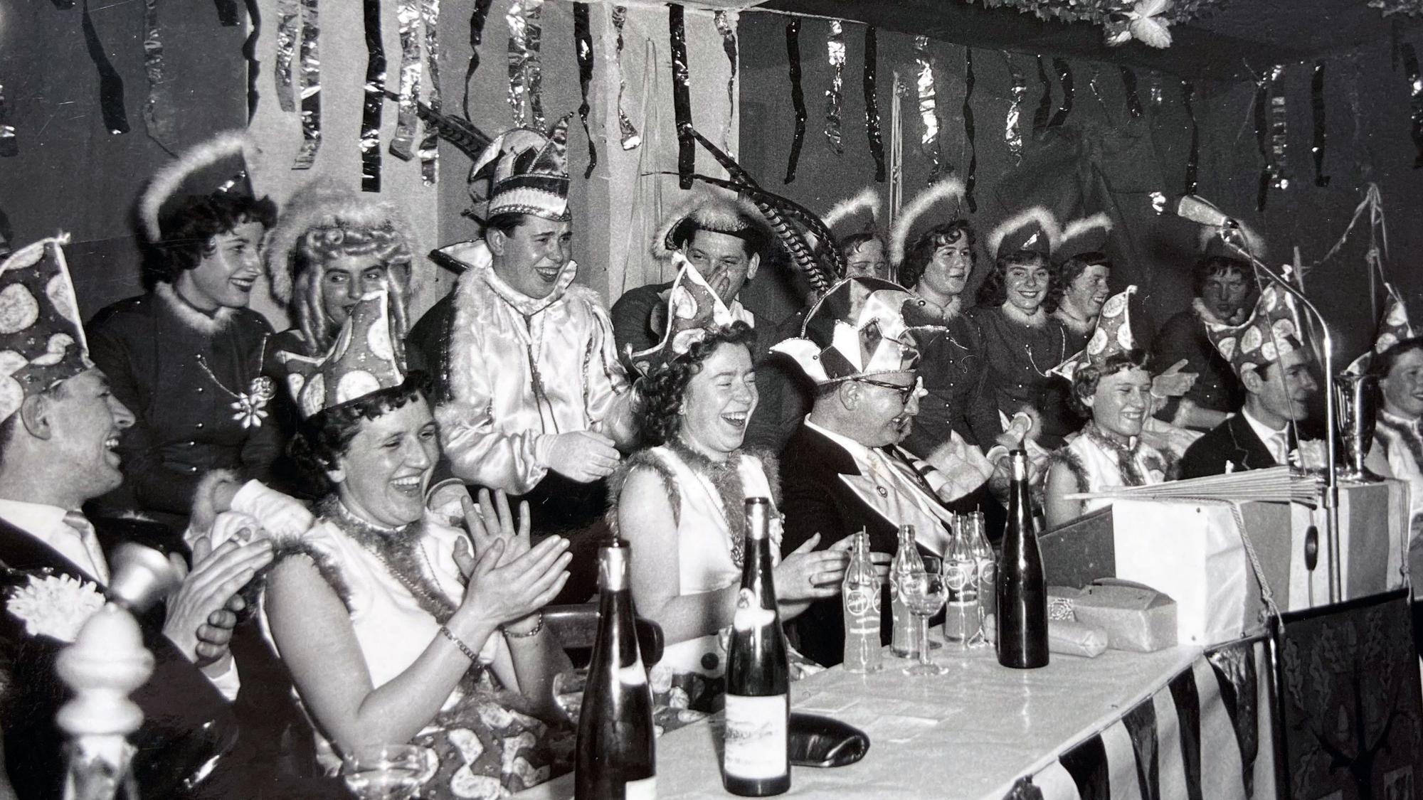 Der Waldbröler Karneval hatte im Kaisersaal der Herberge seinen festen Platz. Bei solchen Festen bebte dort schon mal der Boden. Dort wurde gefeiert, geflirtet und gediegen getanzt.