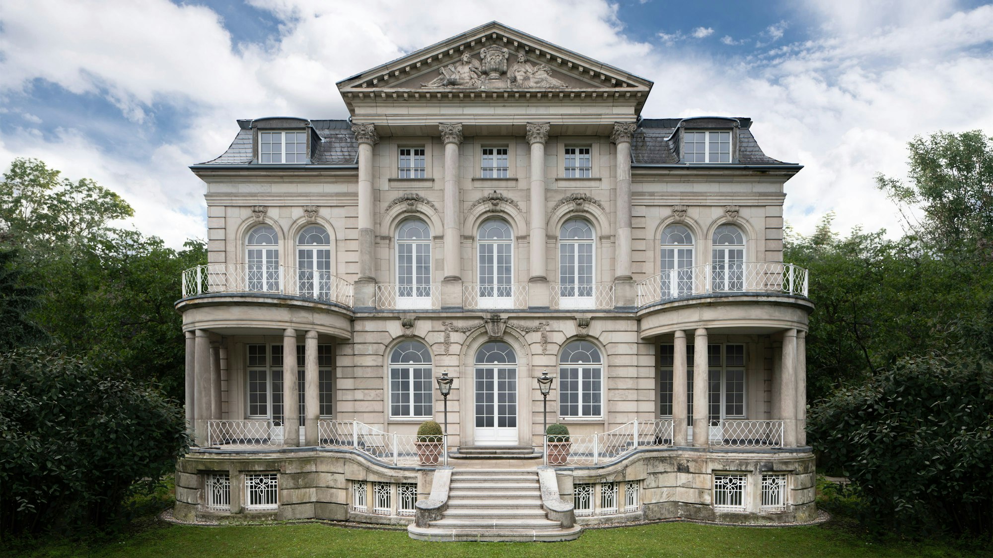 Die Villa Boisserée ist von Bäumen umgeben.