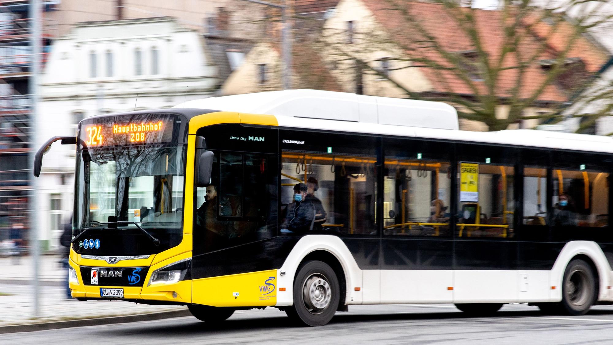 Ein Linienbus fährt über eine Straßenkreuzung (Symbolbild).