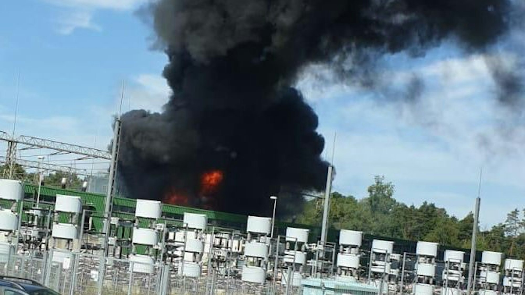 An der Hauptschaltanlage des Tagebaus brannte einer der fünf riesigen Trafos, mit dem die Bagger im Tagebau Hambach versorgt werden, die mächtige, schwarze Rauchsäule war kilometerweit zu sehen.