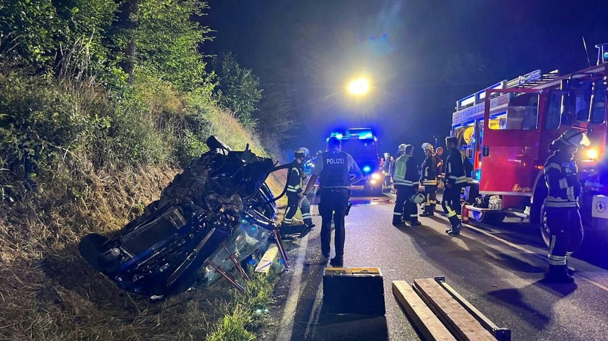Ein zerstörtes Auto liegt nach einem Unfall im Straßengraben.