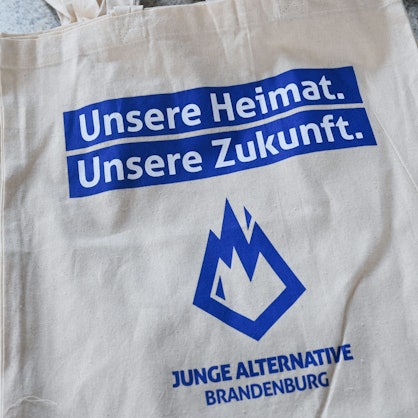 ARCHIV - 20.03.2021, Brandenburg, Frankfurt (Oder): Tragetaschen mit dem Aufdruck „Unsere Heimat. Unsere Zukunft“.