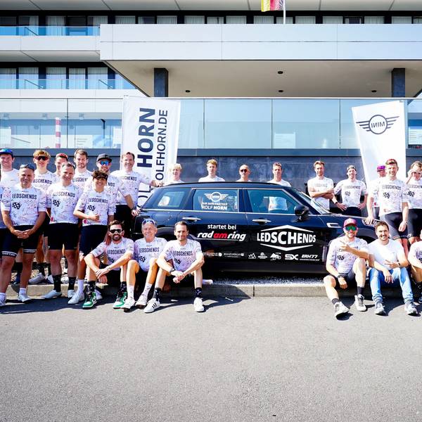 Gruppenfoto des Teams Leschends mit Sponsor Rolf Horn.