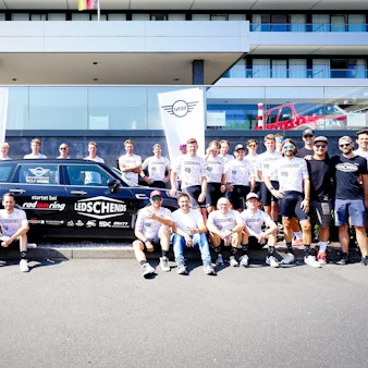 Gruppenfoto des Teams Leschends mit Sponsor Rolf Horn.