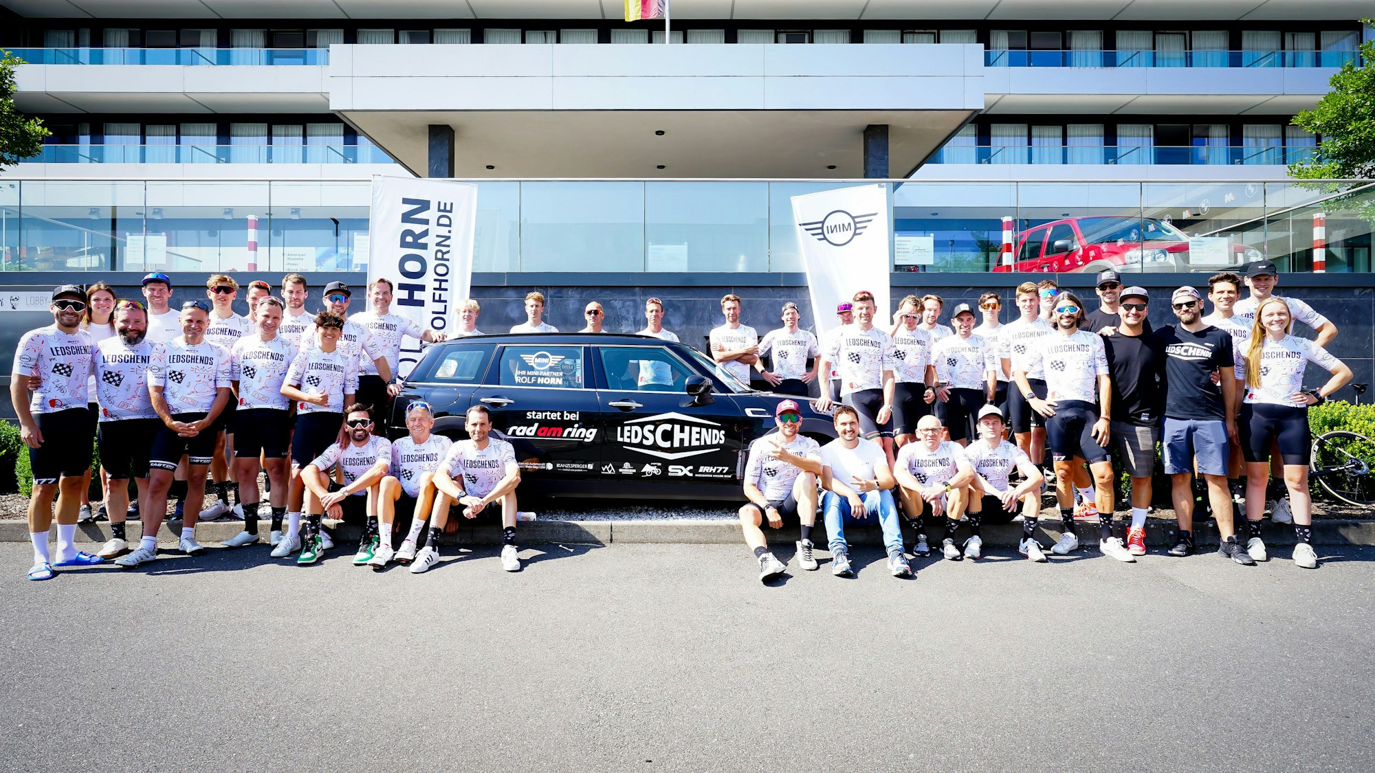 Gruppenfoto des Teams Leschends mit Sponsor Rolf Horn.