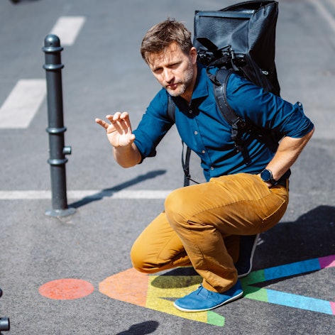 Nico Rathmann kniet auf einer Straße