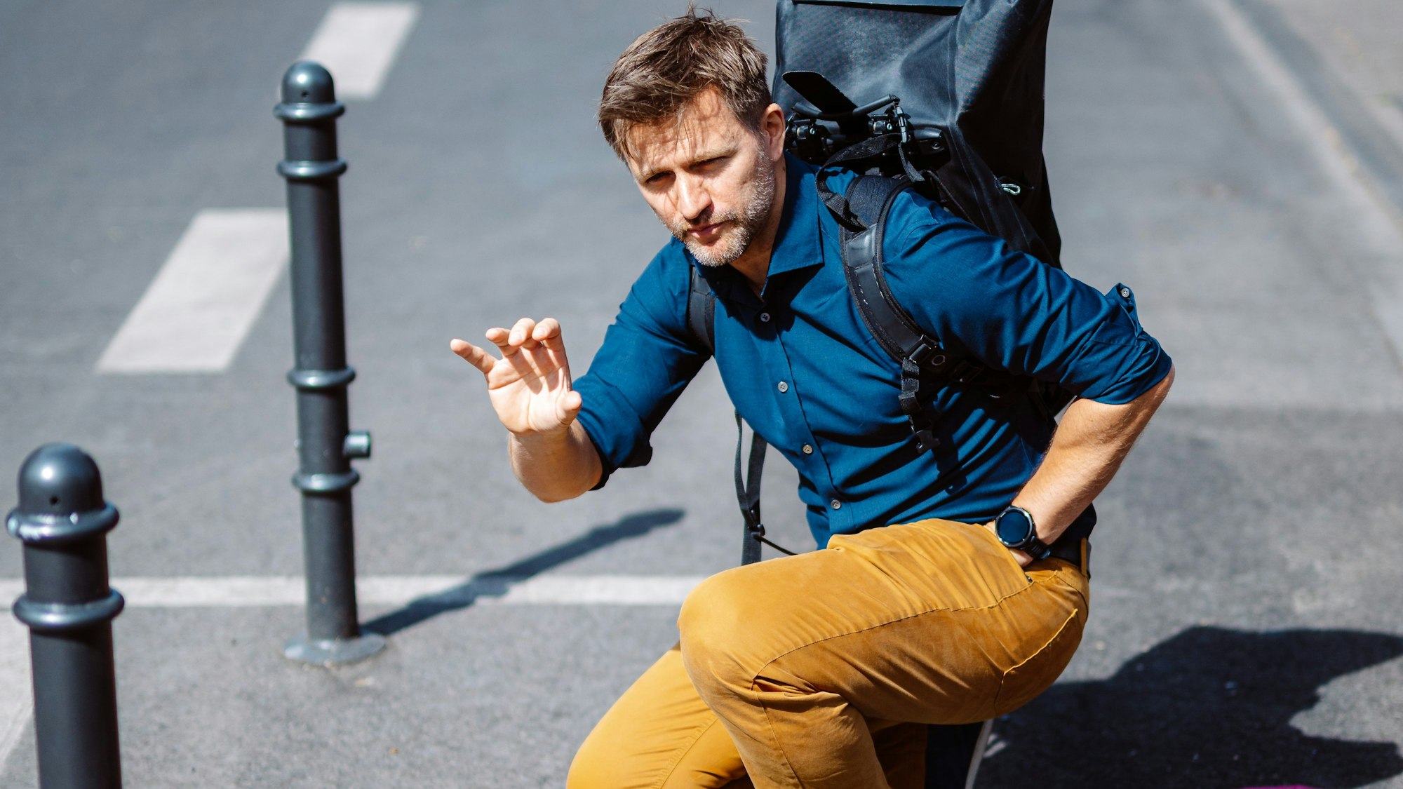 Nico Rathmann kniet auf einer Straße