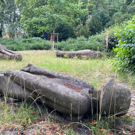 Das Foto zeigt einen Soldaten in starrer Haltung, ist auf einem Friedhof in Frechen zu finden.