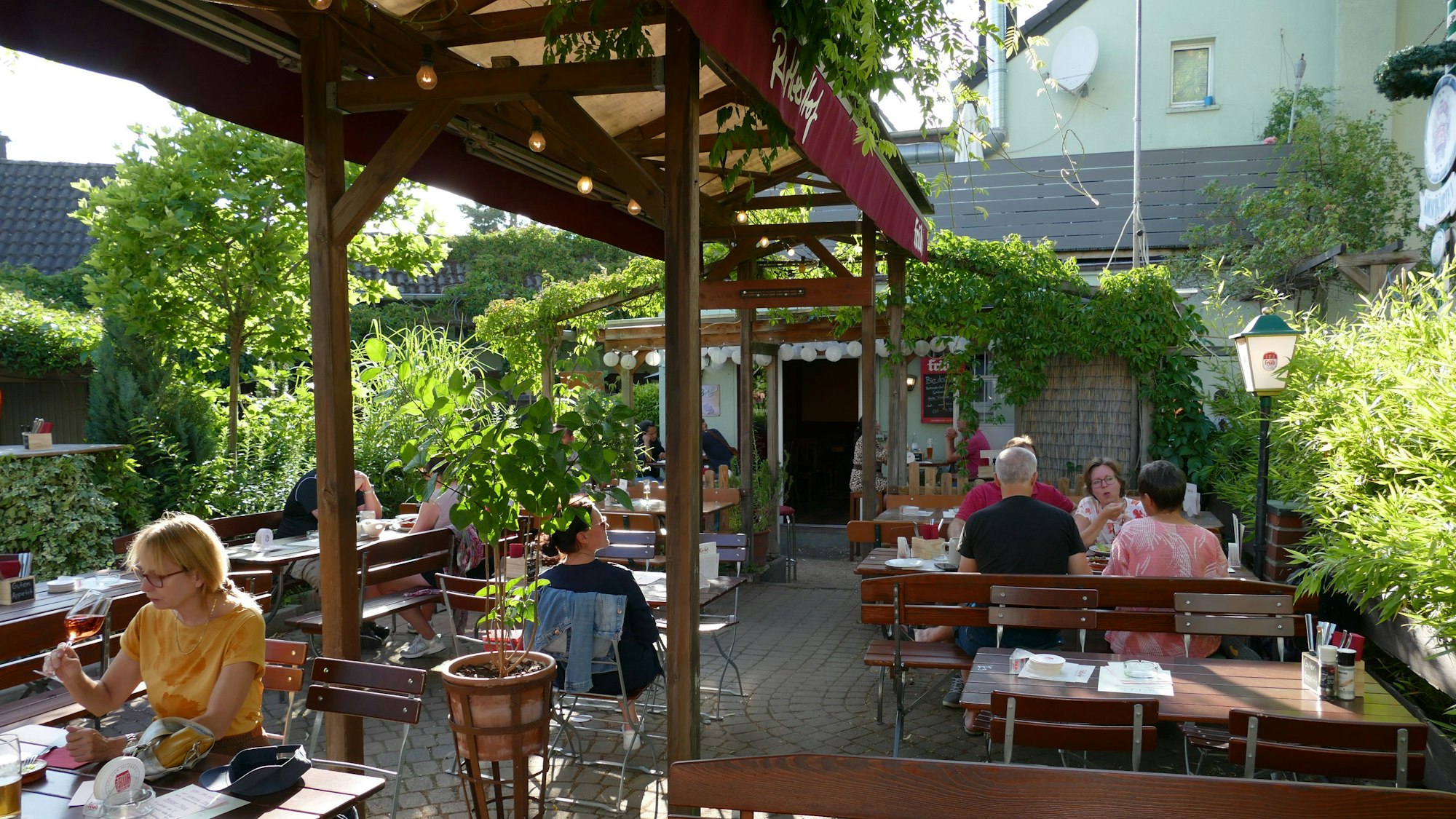 Der Biergarten des Rather Hofs in Rath.