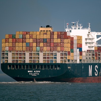 Ein Containerfrachter von MSC. (Symbolbild) Zwei nigerianische Männer harrten rund eine Woche auf dem Ruder eines vergleichbaren Containerfrachters aus.