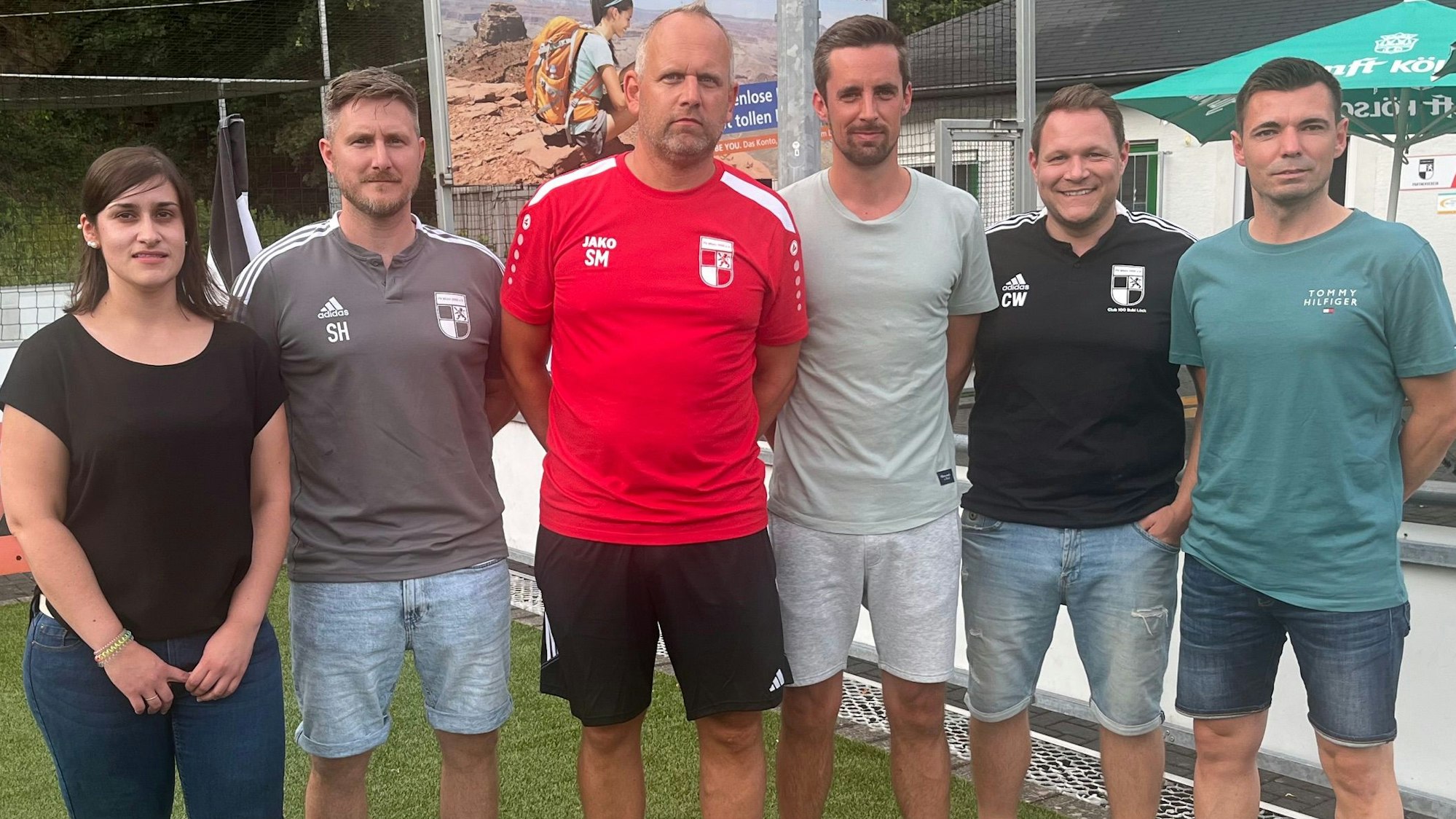 Zu sehen ist Vorstand des FV Wiehl mit Landesliga-Trainer Sascha Mühlmann.