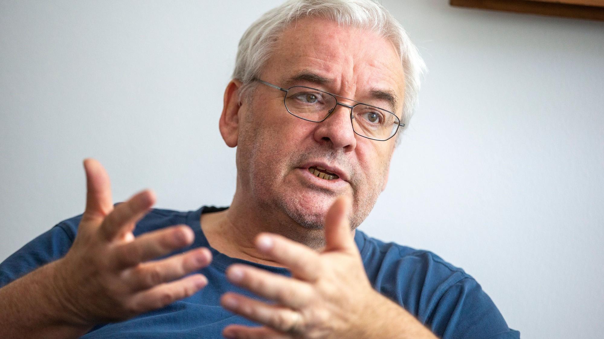 Der Rektor der Universität zu Köln gestikuliert.