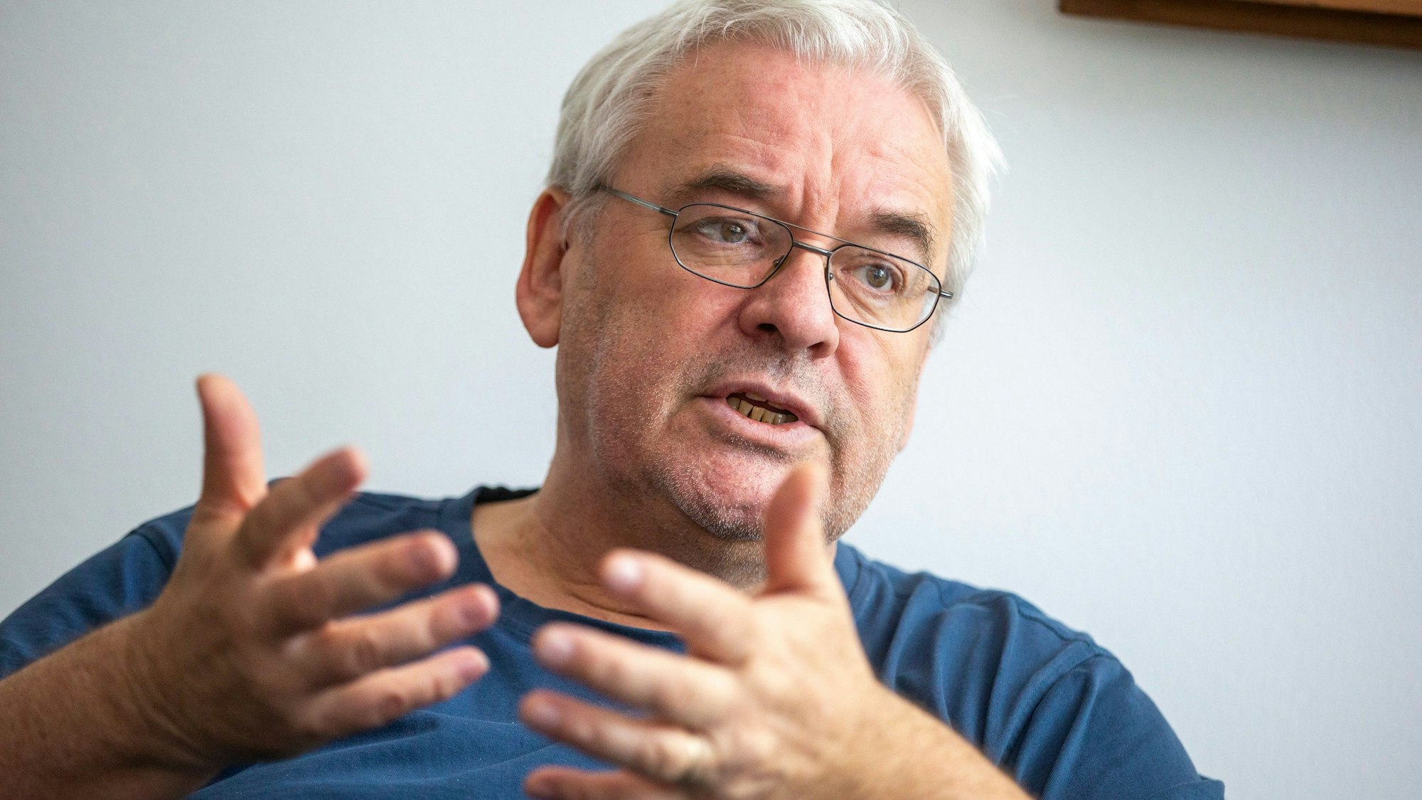 Der Rektor der Universität zu Köln gestikuliert.