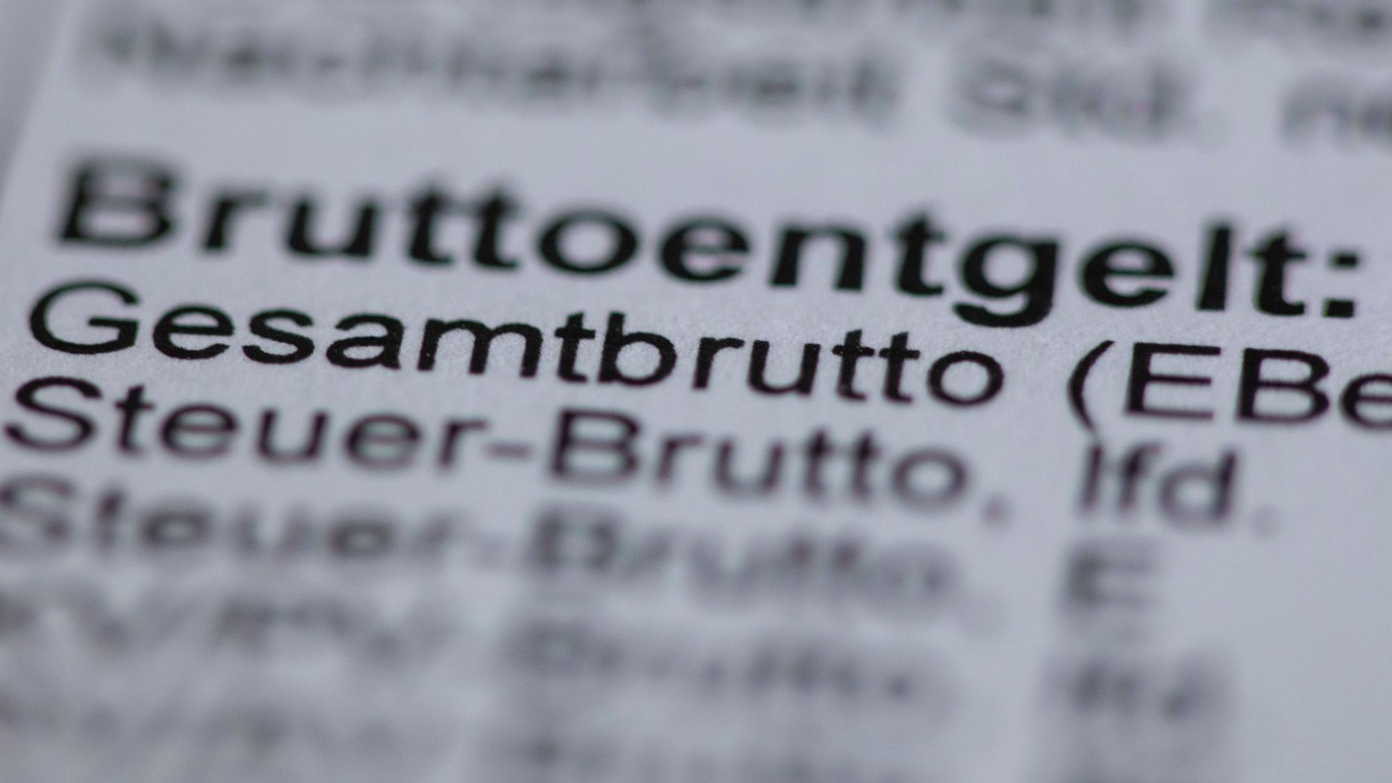 Nahaufnahme eines Steuerbescheides, im Zentrum steht das Wort „Bruttoentgelt“.