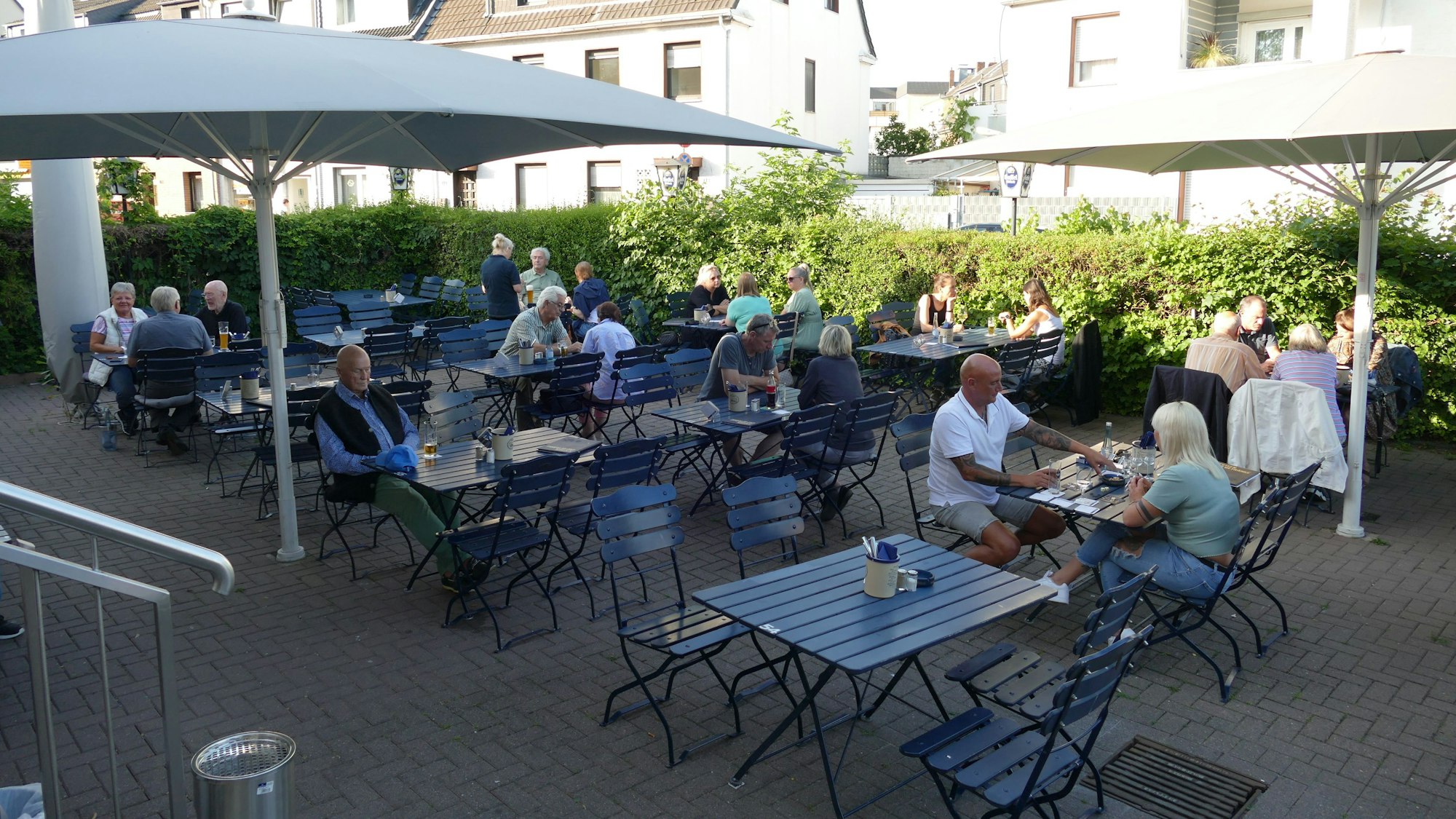 Der Biergarten des Brauhauses Goldener Pflug in Merheim.