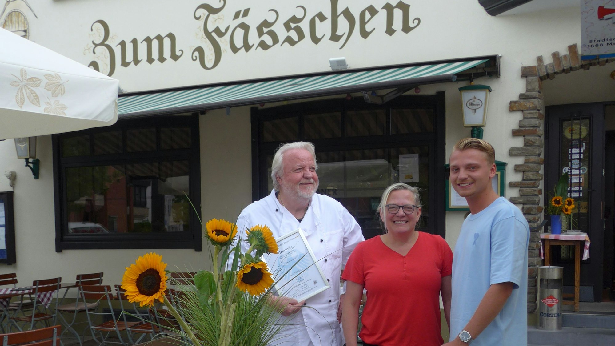 Otto und Andrea Stangl bewirten das Restaurant Zum Fässchen in Meckenheim seit drei Jahrzehnten. Sohn Christian soll irgendwann in ihre Fußstapfen treten. Außerdem im Bild: das Patent.
