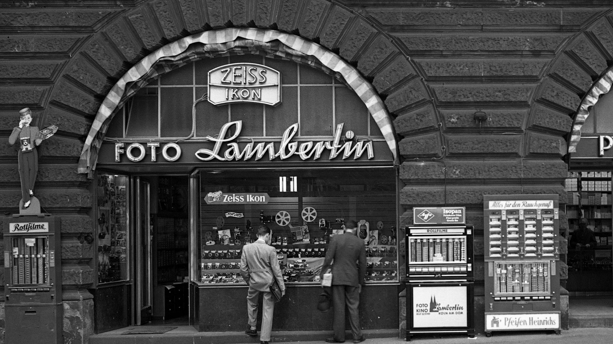 Fotogeschäft Lambertin am Kölner Hauptbahnhof, um 1950.