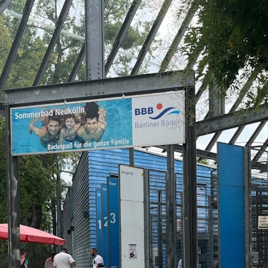 Berlin: Der Ein- und Ausgang des Sommerbades Neukölln am Columbiadamm. Das Bad ist seit Sonntagabend geschlossen.