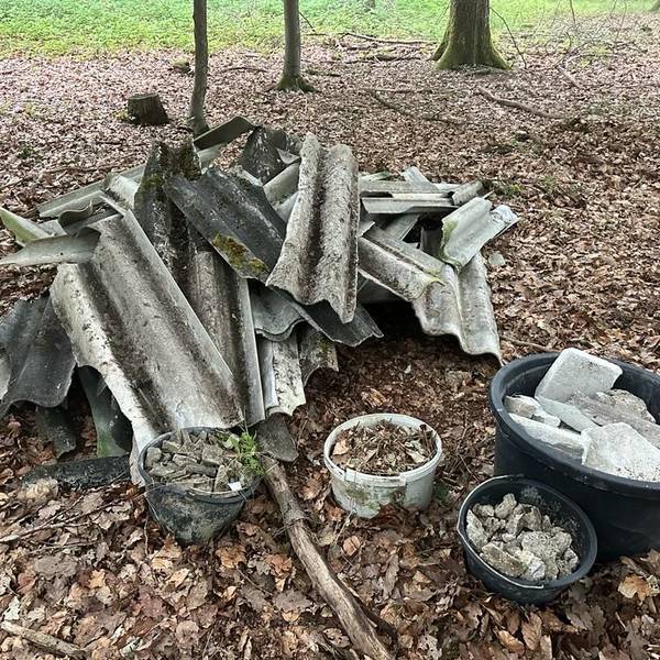 Absesthaltiger Müll liegt auf einem Waldstück in Bad Münstereifel.
