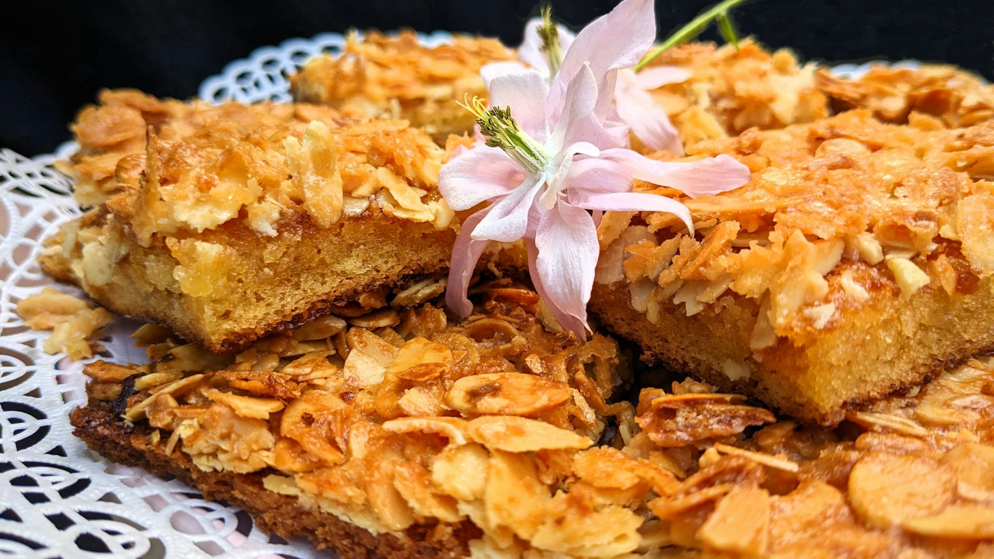 Kuchenstücke liegen auf einem Teller.