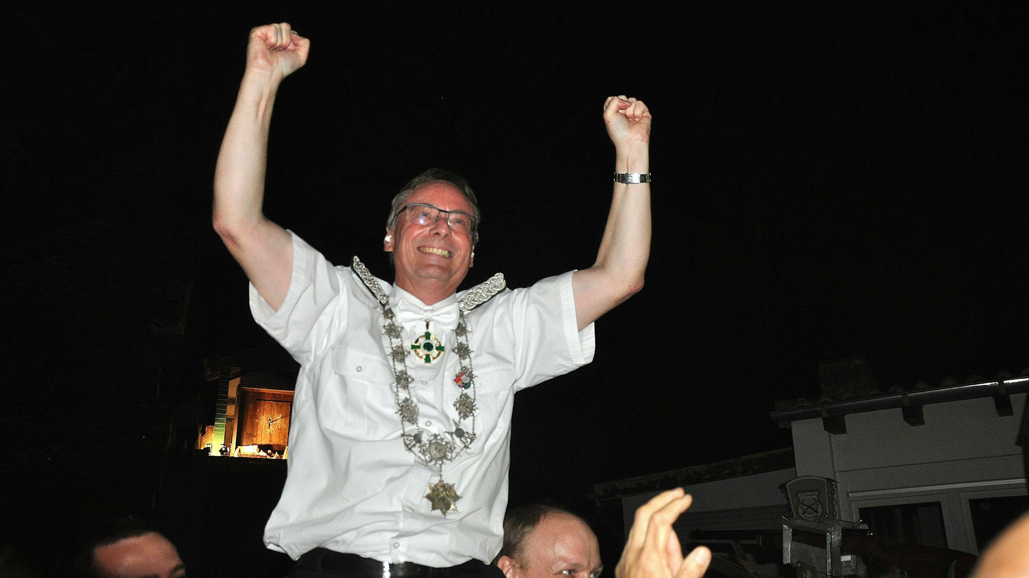Brudermeister Walter Klemmer, neuer Schützenkönig der St. Sebastianus-Schützenbruderschaft, lässt sich feiern.