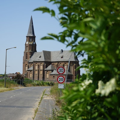 Das Bild zeigt die alte Kirche in Manheim, ein neugotischer Backsteinbau.