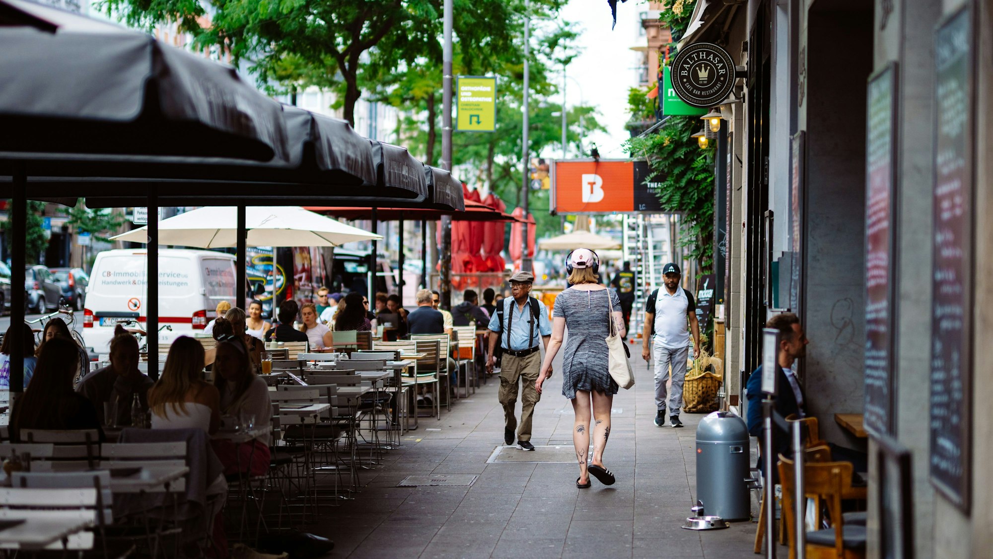 Wenn Platz ist, auch gerne mehr: Die Außengastro an der Aachener Straße kann mit dem Kompromiss leben.