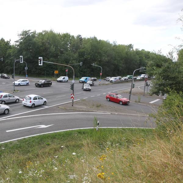 Viele Autos befahren eine Kreuzung.