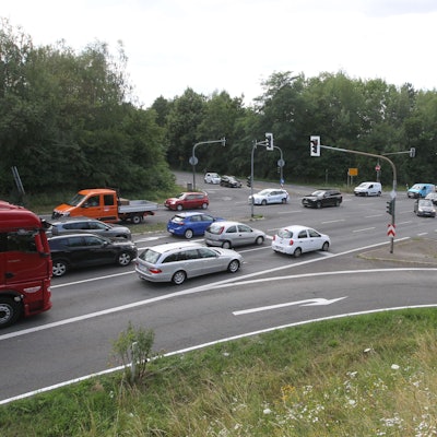 Viele Autos befahren eine Kreuzung.
