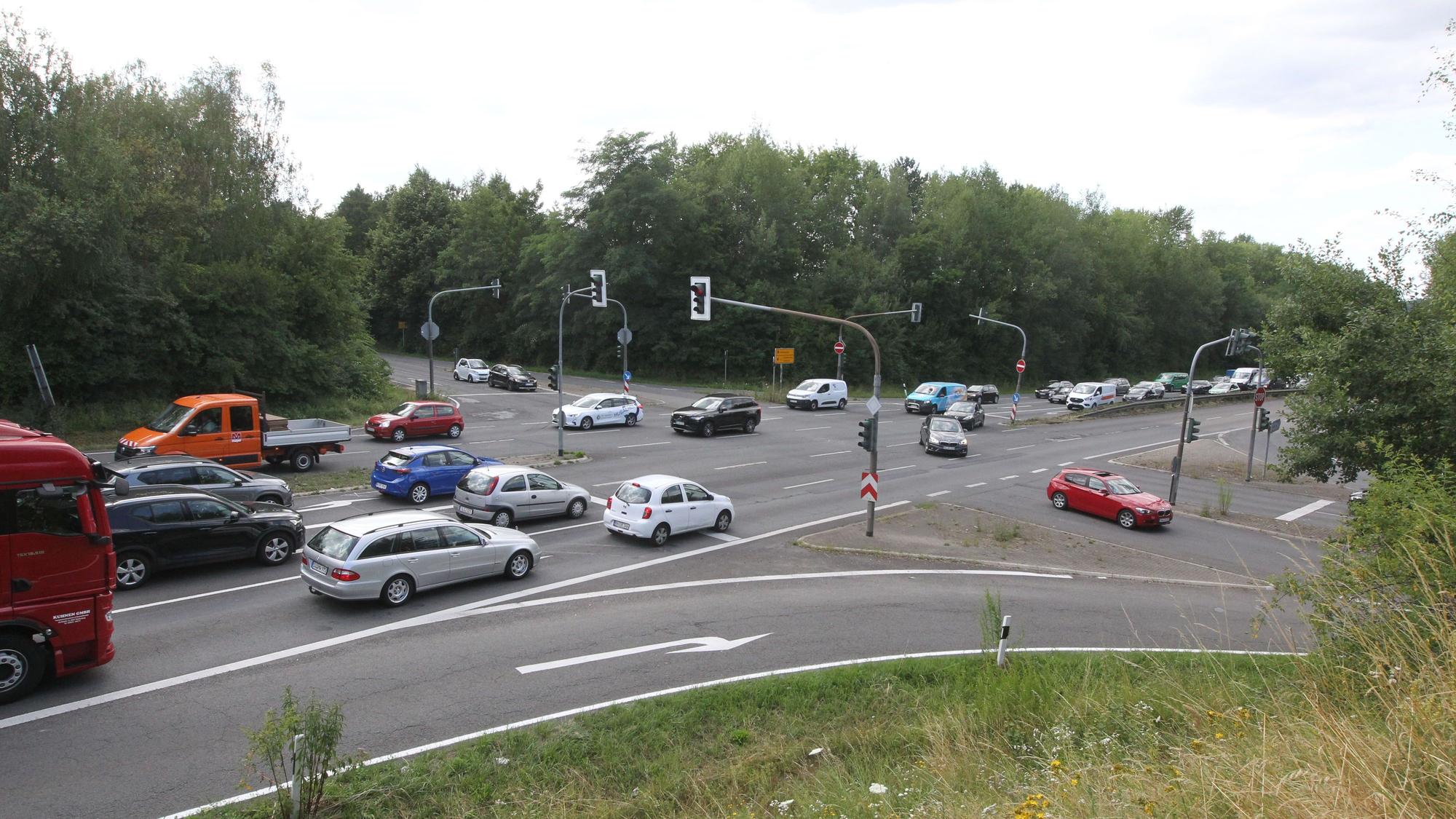 Ein Blick auf die Ampelkreuzung mit vielen Autos und zwei Lastwagen.