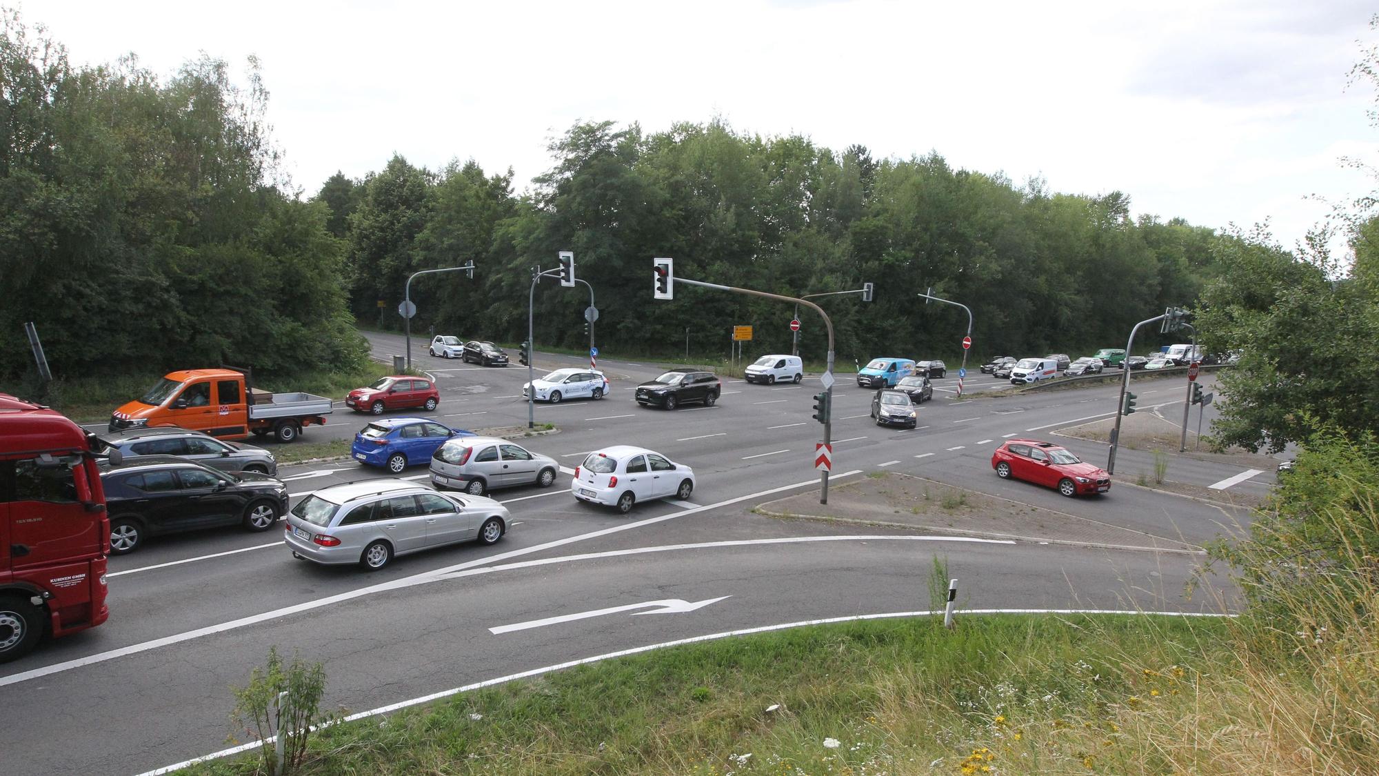 Viele Autos befahren eine Kreuzung.