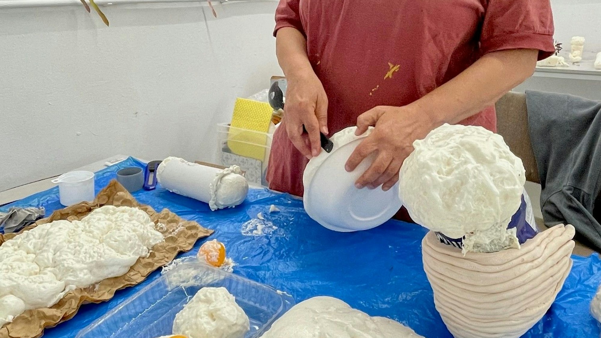 Bettina Vogel löst Bauschaum aus einer Form. aus Bonn arbeitet mit Bauschaum
jr