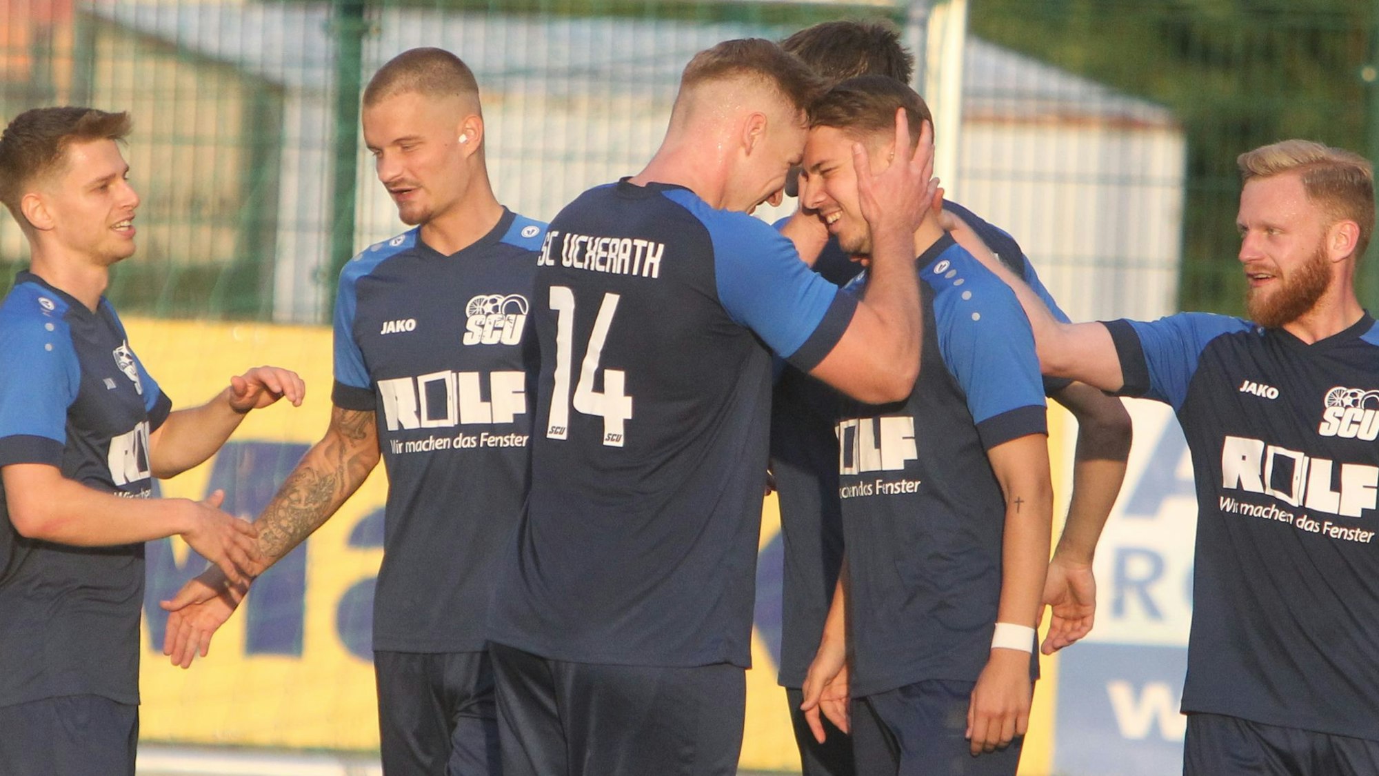 Torschütze Tim Keil und Johannes Grünig vom SC Uckerath