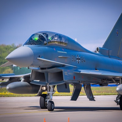 ARCHIV - 11.05.2023, Mecklenburg-Vorpommern, Laage: Ein Kampfjet Eurofighter der Bundeswehr auf dem Fliegerhorst Laage. (zu dpa "Scholz: Keine Eurofighter-Kampfjets für Saudi-Arabien") Foto: Jens Büttner/dpa +++ dpa-Bildfunk +++
