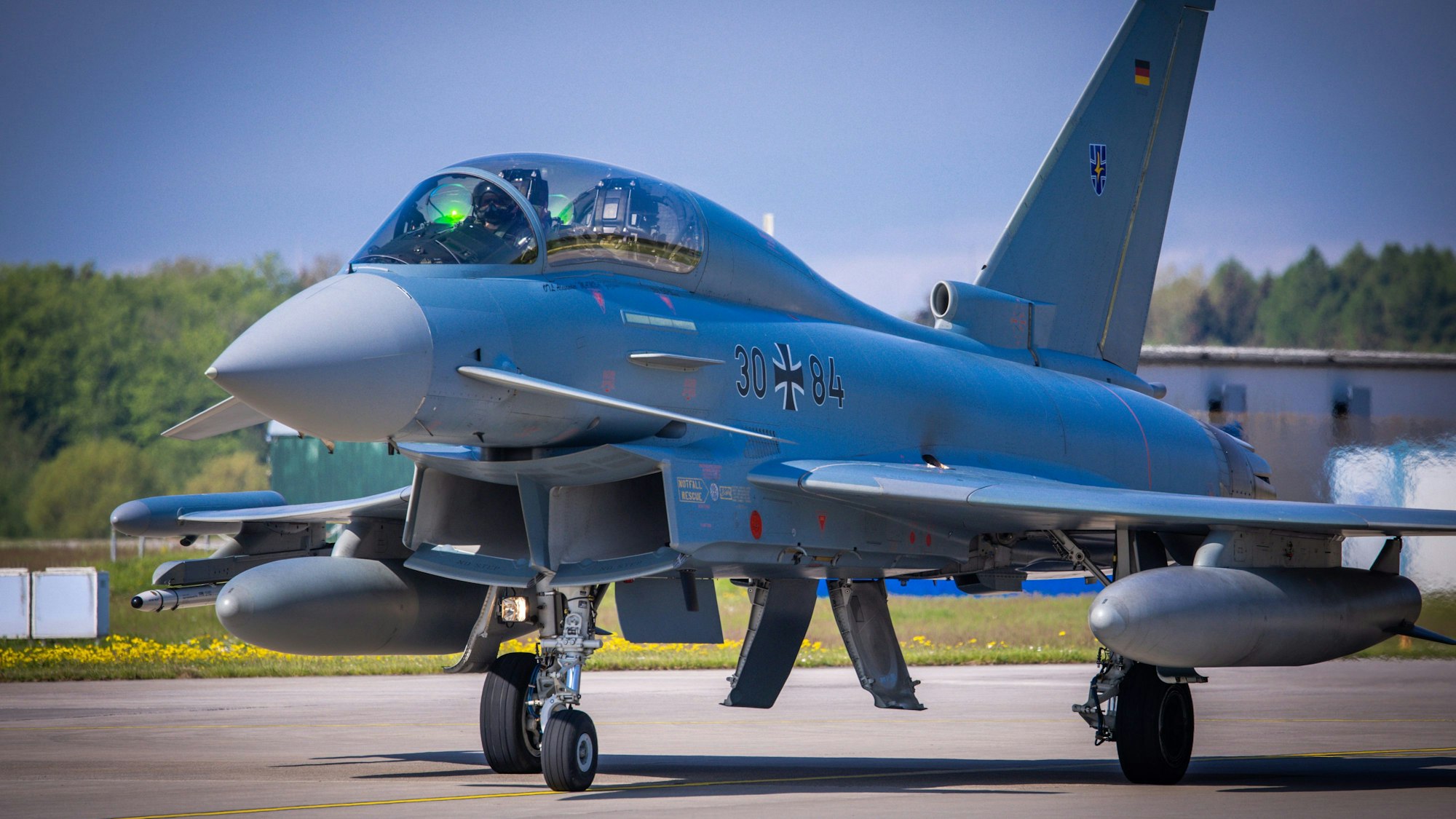 ARCHIV - 11.05.2023, Mecklenburg-Vorpommern, Laage: Ein Kampfjet Eurofighter der Bundeswehr auf dem Fliegerhorst Laage. (zu dpa "Scholz: Keine Eurofighter-Kampfjets für Saudi-Arabien") Foto: Jens Büttner/dpa +++ dpa-Bildfunk +++